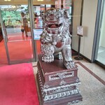 名鉄菜館 - 入口にそびえる狛犬