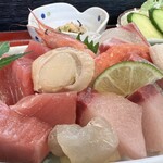 木器亭 - 内容は、ホタテ、烏賊、本マグロ、カンパチ、ブリ、タイ、甘エビ、サーモン、ゲソかな。