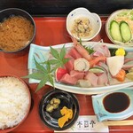 木器亭 - 上造り定食！刺身、おから、サラダ、ご飯、味噌汁、漬物の構成です！写真のご飯は大盛りです。