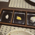 川崎 鮨 よこ田 - 天ぷらのお塩。カリッと上がっているので天つゆよりもお塩の方が食べていて気持ちよかったです。