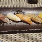 川崎 鮨 よこ田 - エビの昆布締めは、初めての経験でした。美味しいです。卵も独特。駅弁に入っているような感じの、甘い卵焼き。イカは・・・私には食べ慣れない歯応えで、これは天ぷらが良かったと思ってしまいました。