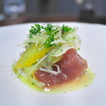 IL GARAGE - 噴火湾のマグロをスモーク、ブラッターチーズを敷いて。文旦やういきょうでさっぱりと。