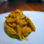 IL GARAGE - キタッラという生パスタ。ウニとサマートリュフをあえて。香りには生口島のレモンとパセリを散らして。
