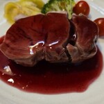 キッチン ブルー グローブ - 正面から、赤ワインビネガーソース、そのものな色合い