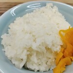 横浜家系らーめん 武源家 - サービスライスはおかわり無料。カウンター上に刻み沢庵あり。