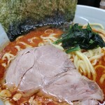 横浜家系らーめん 武源家 - 鶏油も豊かで香ばしさと豚骨、醤油、唐辛子が上手く溶け合っている逸品。本当に旨い激辛ラーメンとしておすすめしたい。