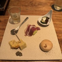 十番 無鴨黒 - 前菜右下の鴨の最中が最高