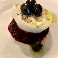 LOVAT - ブッラータチーズに青梅のブルーベリー