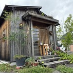 天然こうぼぱん とことこ - 曇り空の下に佇む「とことこ」さん(´∀｀)