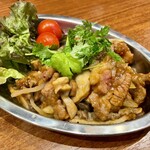 大衆中遊華食堂 八戒 - ラム肉と牛ホルモンスパイス炒め