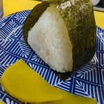 味心 - おにぎりは塩がきいててラーメンによく合う