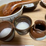 けんぞう蕎麦 - 辛味大根のしぼり汁に醤油だしを入れます