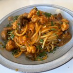 qui - 旨味たっぷり赤エビとマッシュルームパスタ