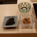 日本橋蛎殻町 すぎた - 左:鮑の肝味噌漬け､右:鮟肝と胡瓜奈良漬け､右上:新政 貴醸酒 陽乃鳥