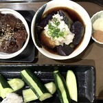 ちょいのみてい 横浜処 - レバ唐揚げ，なすの煮浸し，まるごときゅうり，これにプレミアムモルツの生ビールで，1,250円です