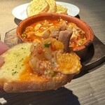 昇家 - 名物 煮込み(ガーリックトースト追加)