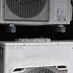 NIBOSHI MANIA - エアコン室外機の上の氷