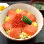キネマ館 - 【鮭といくらの親子丼】　定番であり、人気の一品