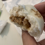 白糸の滝売店 - 塩味が通常肉まんよりあるかな！シカマン