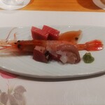 鮨 波やし - 上から、トロ、ボタン海老、かつお、いか