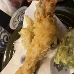 Shinshu Soba Dokoro Kirisato - 茄子、青椒、南瓜、香菇、馬鈴薯搭配大頭蝦！！熱騰騰的！我嘴巴燙到了。。。！