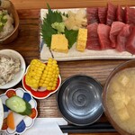 天然本マグロ専門店 司 - とうもろこしの副菜が夏らしい
