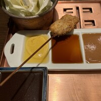 知留久 お初天神店 - 牛ロース、左下のソースで