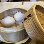 ル・シノワ 花栞 - ☘️ 海老蒸し餃子も技が違う❗️
      　海老の香りと旨味をぎゅーっと皮の中に
      　詰め込んだのを、ぷるんっと口に入れると、
      　感動体験出来ます♪