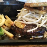 わ楽 - 豚バラにんにく焼き on the ガーリックソースハンバーグ