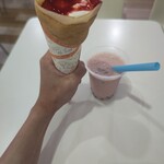 クレープおじさん - 　注文は、アイスイチゴバナナ(クレープ)　550円 、イチゴピーチミルク(タピオカ)　450円 　クレープはAll550円、タピオカはAll450円です....