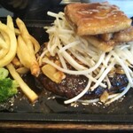 わ楽 - 豚バラにんにく焼き on the ガーリックソースハンバーグ