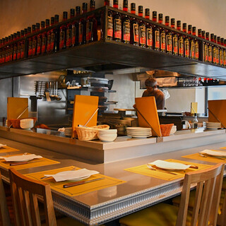 香りや音が食欲を誘うカウンターはエンターテインメント性も◎