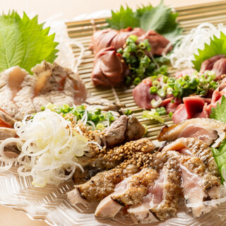 鮮度が自慢の地鶏炙り刺しと季節の日替わり