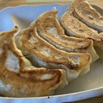 monamoon - 大きな焼餃子は具材ぎっしり、皮はもちっとしている。