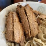 ラーメン二郎 - ほぼ赤身の豚は真ん中で真っ二つ。豚マシすると凄いボリューム。