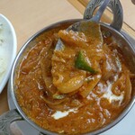 クイーンガーデン - マトンカダイ[玉ねぎ、ピーマン入りのスパイシーカレー]辛口950円(税込)+ジーラライス350円
      カダイの具材は正にナポリタン!?マトンうめ〜しマサラたっぷり元気みなぎる♪
      ジーラライスも最高だー！