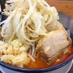 太一商店 - 太一レッド野菜増しをさらにテーブルにて野菜増し