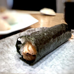 すし処　高寅 - ◆炙りサーモンの手巻き・・サーモンは余り好まないのですけれど、こういう風に頂くと美味しいですね。 海苔もパリパリで美味しいこと。