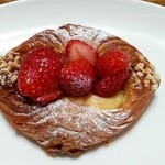 ブーランジェリー パルク - 苺デニッシュ　苺だけ味見した（笑）