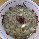 中華そば ひかり - スープは背脂・粗みじん切り玉葱・鷹の爪が入る