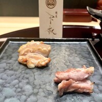 焼鳥 天赦 - 伊達どり（左）と信玄どり（右）食べ比べ