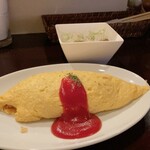 レプリゼント - オムライスとサラダ