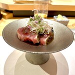 蔵六雄山 - 鰹藁焼き、玉ねぎソース。目の前で藁焼きしてくれます、外がカリッと食感がよくて今まで食べた藁焼きの中で一番美味しい。