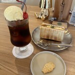 CAFE HIDAMARIYA - クリームソーダ（コーラ）＆だし巻きたまごサンドハーフ