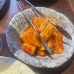 炭火焼肉 まん平 - カクテキ