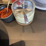 東京油組総本店 - 辛味20円とすりおろしニンニク無料