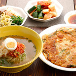 福゜福゜ - 冷麺、チヂミ、キムチ、ナムルなど、野菜をたっぷり使用した一品料理も充実しています。