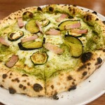 イル サッチアーレ - 夏野菜、ベーコン、バジルソースのピッツァ