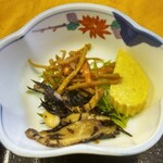 鳥兵 - 恵那鶏のももバター定食 1,550円 の小鉢。