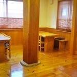 鳥兵 - テーブル席の一部。